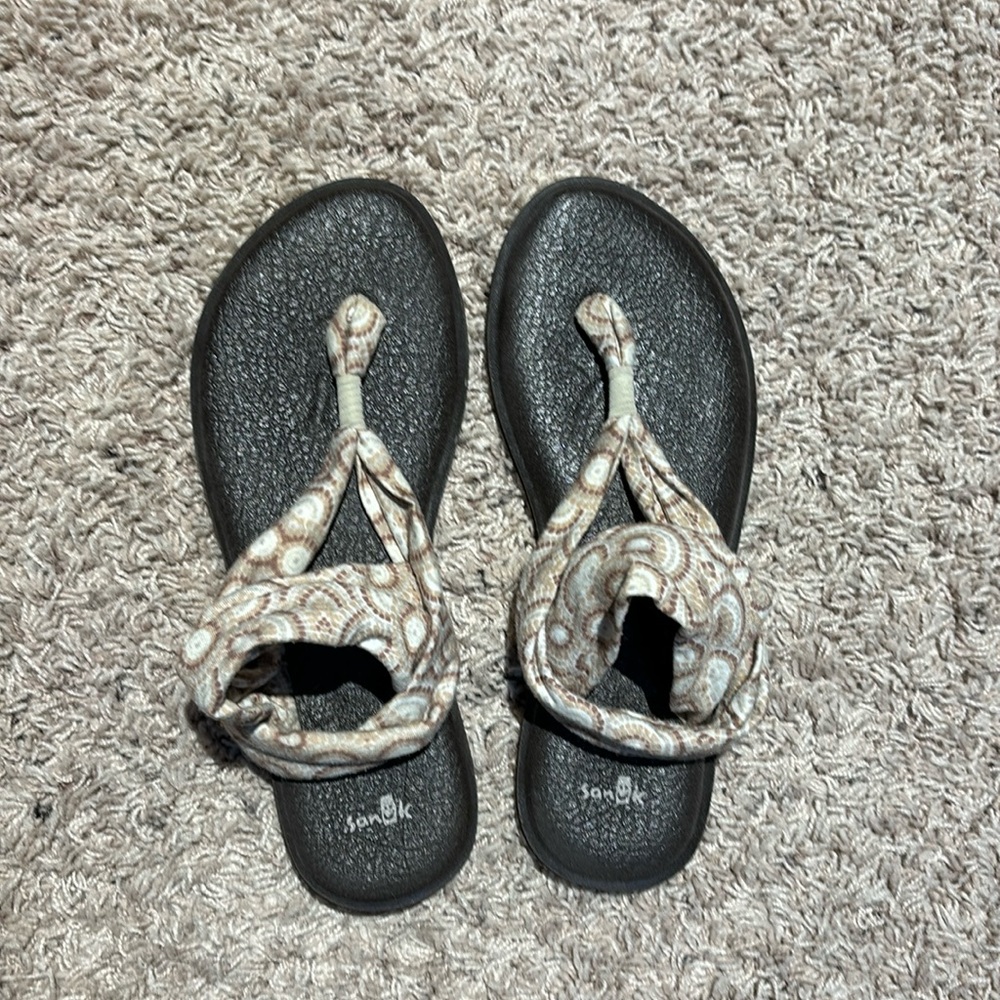 Sanuk flip flops.